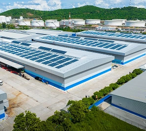 太陽光パネルを備えた大型工場を上空から見た様子