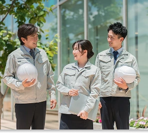 会話しながら歩く作業スタッフ3人