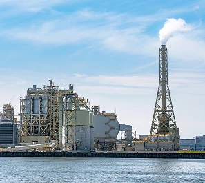 沿岸部に立つ火力発電所プラント