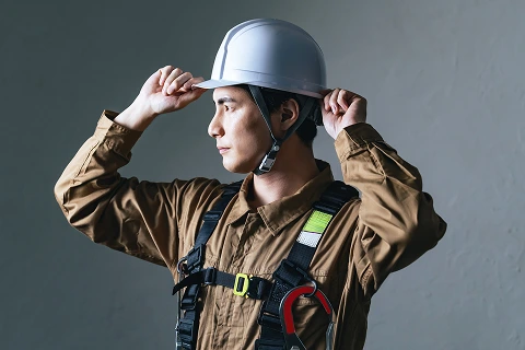 安全帯を装着しヘルメットを被る作業員