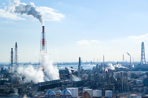 煙突が立ち並ぶ大規模プラントの全景