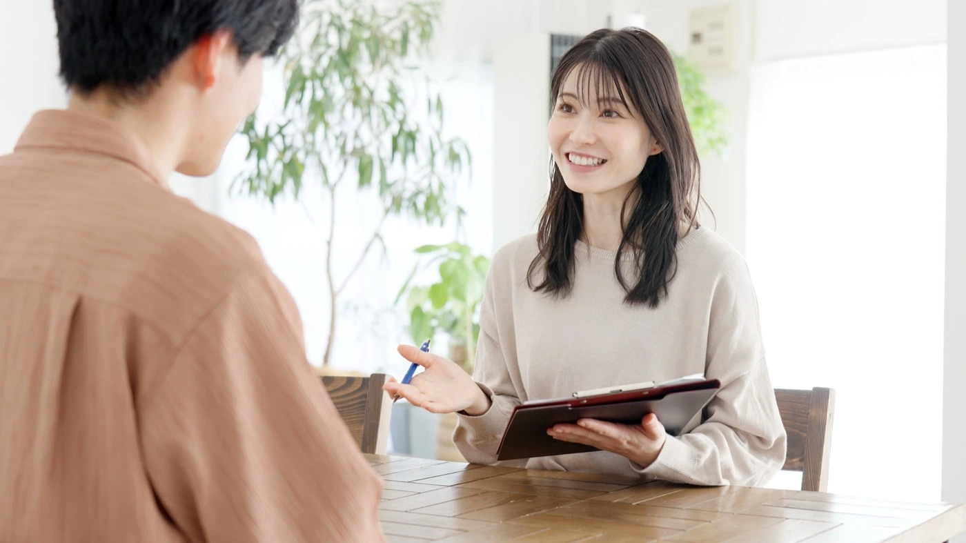 担当スタッフと笑顔で面談する求職者