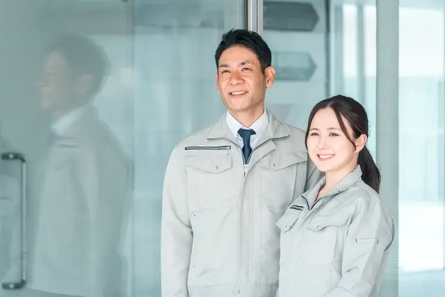 笑顔の男女の施工管理技士
