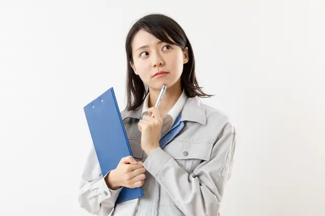 バインダーを手にした女性施工管理技士