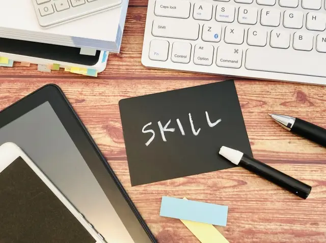 SKILLと書かれた紙とデスク
