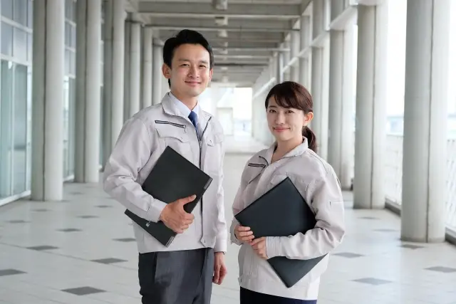 建築業界で働く男女