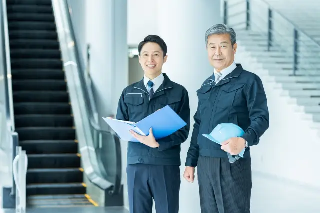 微笑む施工管理と現場監督