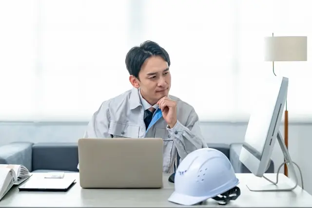 パソコンを前にして業務を整理する男性