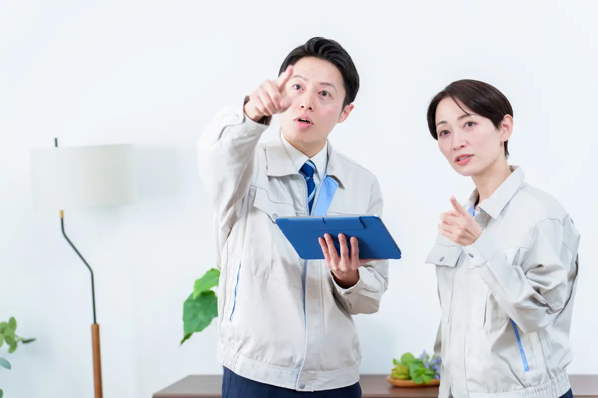設備を指さして確認している男女の施工管理技士