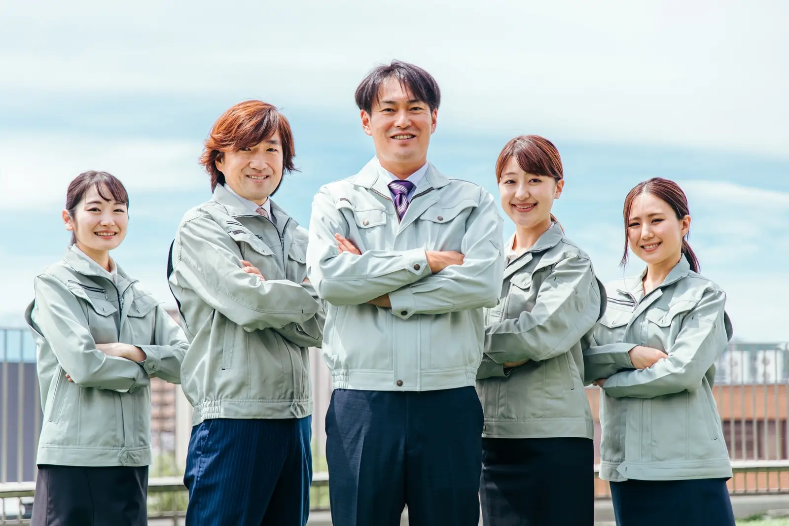 腕を組む施工管理士の集団