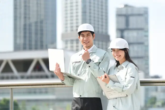 仕事に従事している男女の施工管理技士