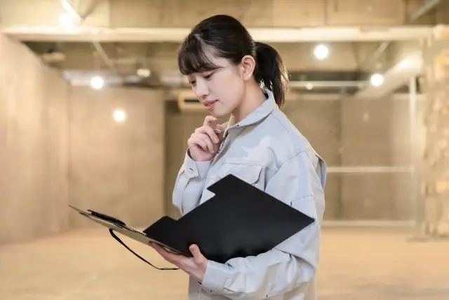施工管理として働く女性
