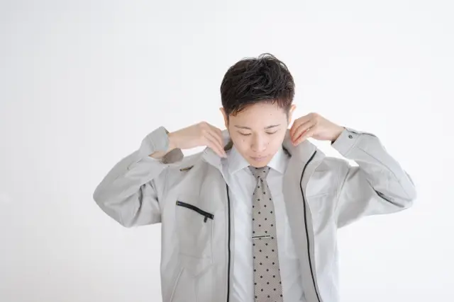 作業着を着て仕事に入る施工管理の男性