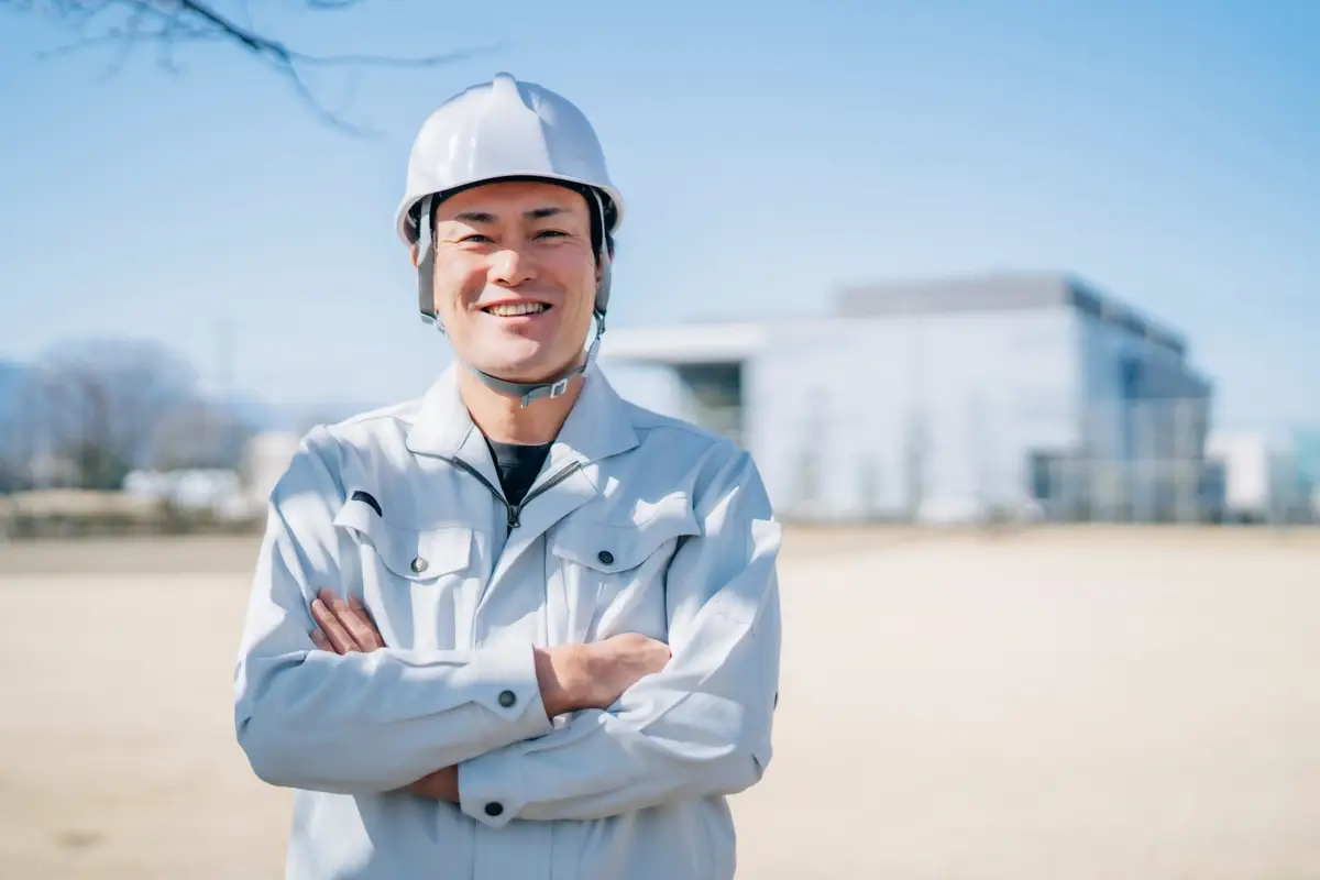 笑顔でこちらを見る作業員