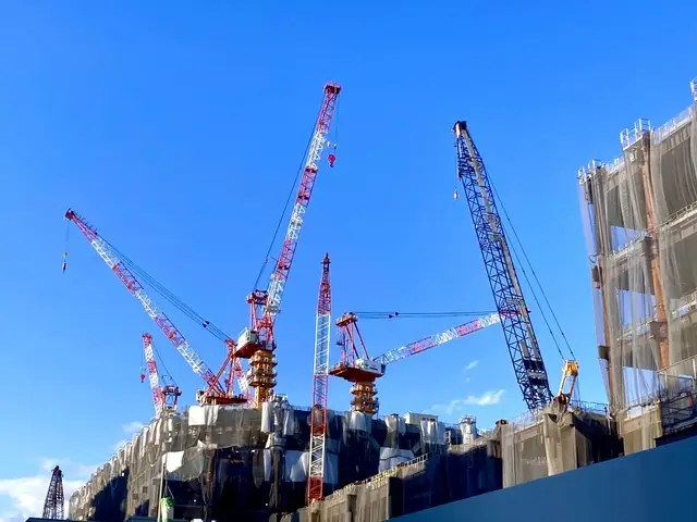 プラントを建造している現場
