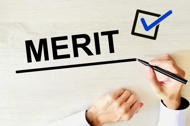 メリットと書かれた白いテーブル