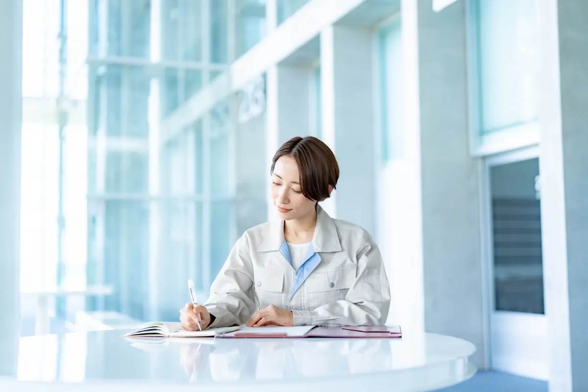 施工管理技士の試験勉強をする女性