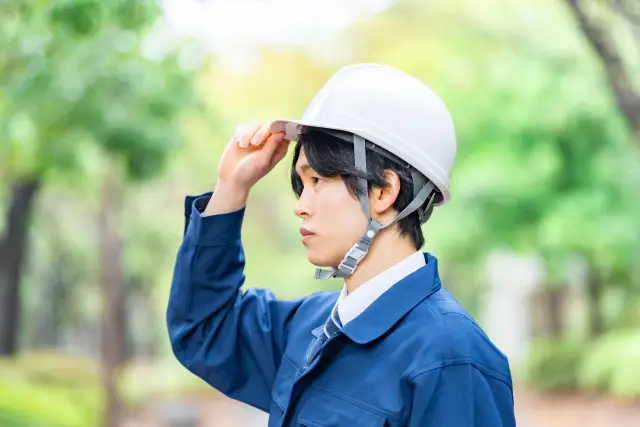 ヘルメットをかぶり直す男性施工管理技士