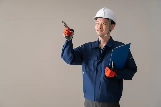 指差し確認する技術者