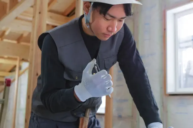 建築現場で作業する男性作業員