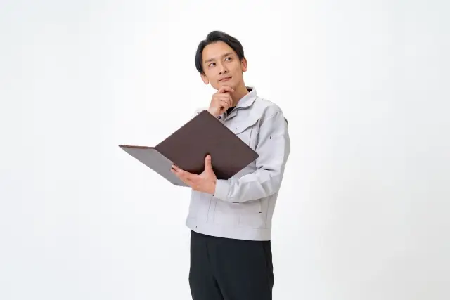 施工管理の仕事について考える男性
