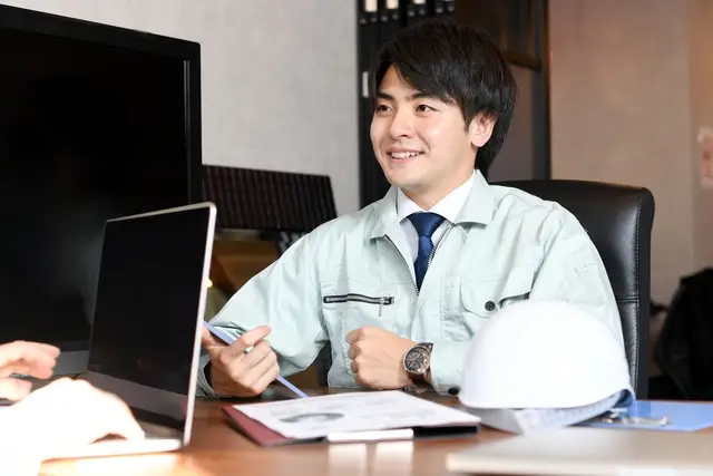 笑顔で施工管理の仕事をする男性