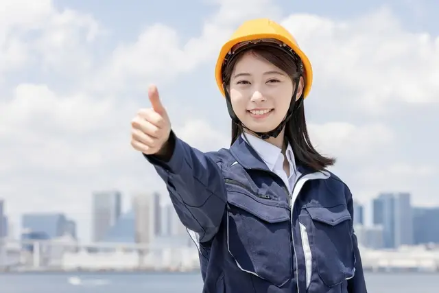 プラントで働く笑顔の女性