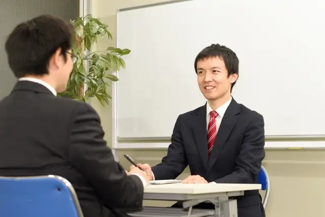 笑顔で面接している男性