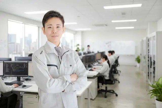 オフィスでたたずむ施工管理